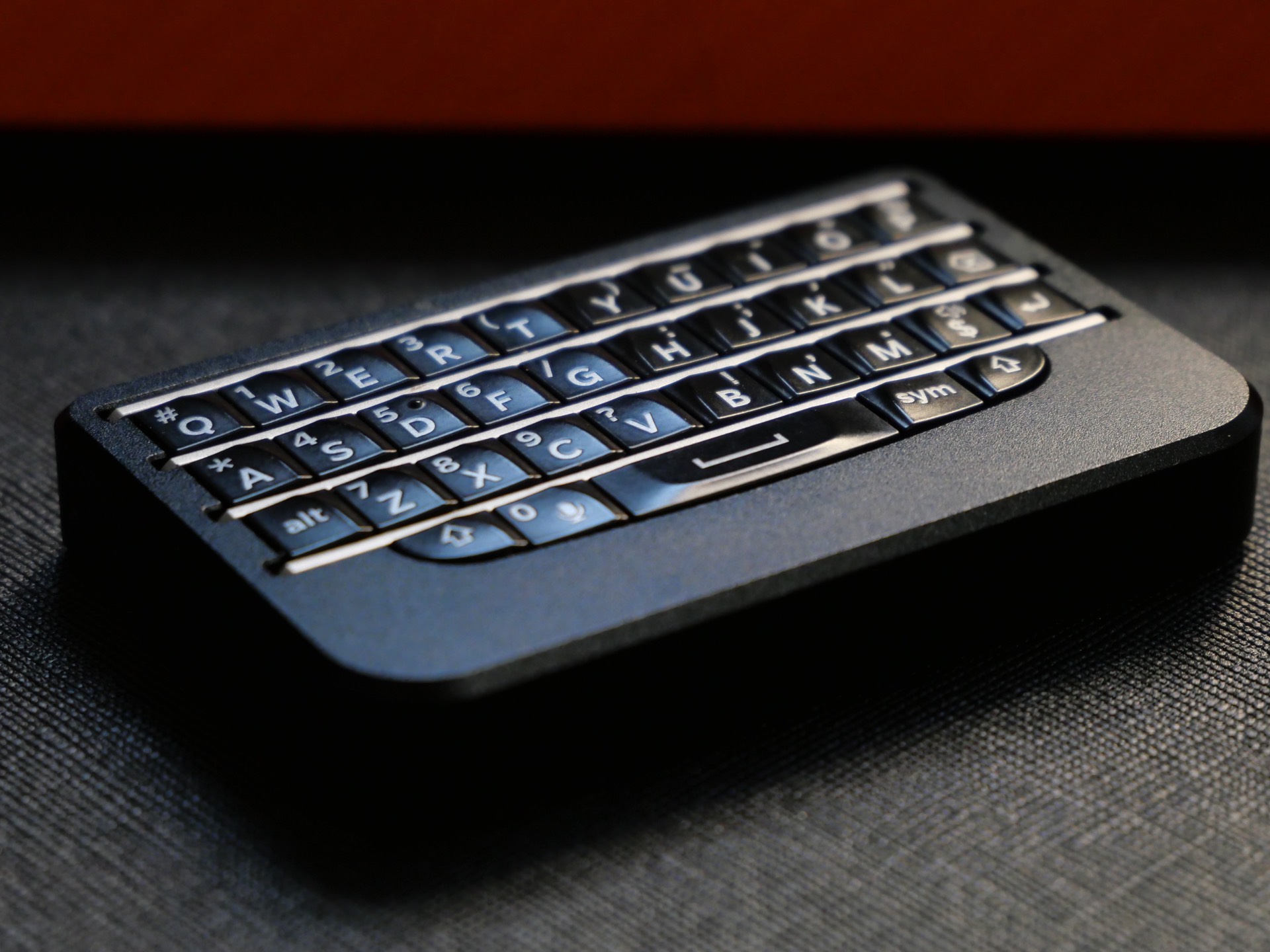 BlackBerry Q10 Mini Keyboard Kit Black and White Editions with Dual Mode Connectivity
